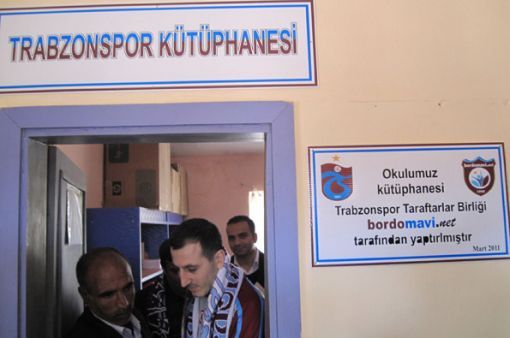 Okulda Trabzonspor Kütüphanesi tabelası