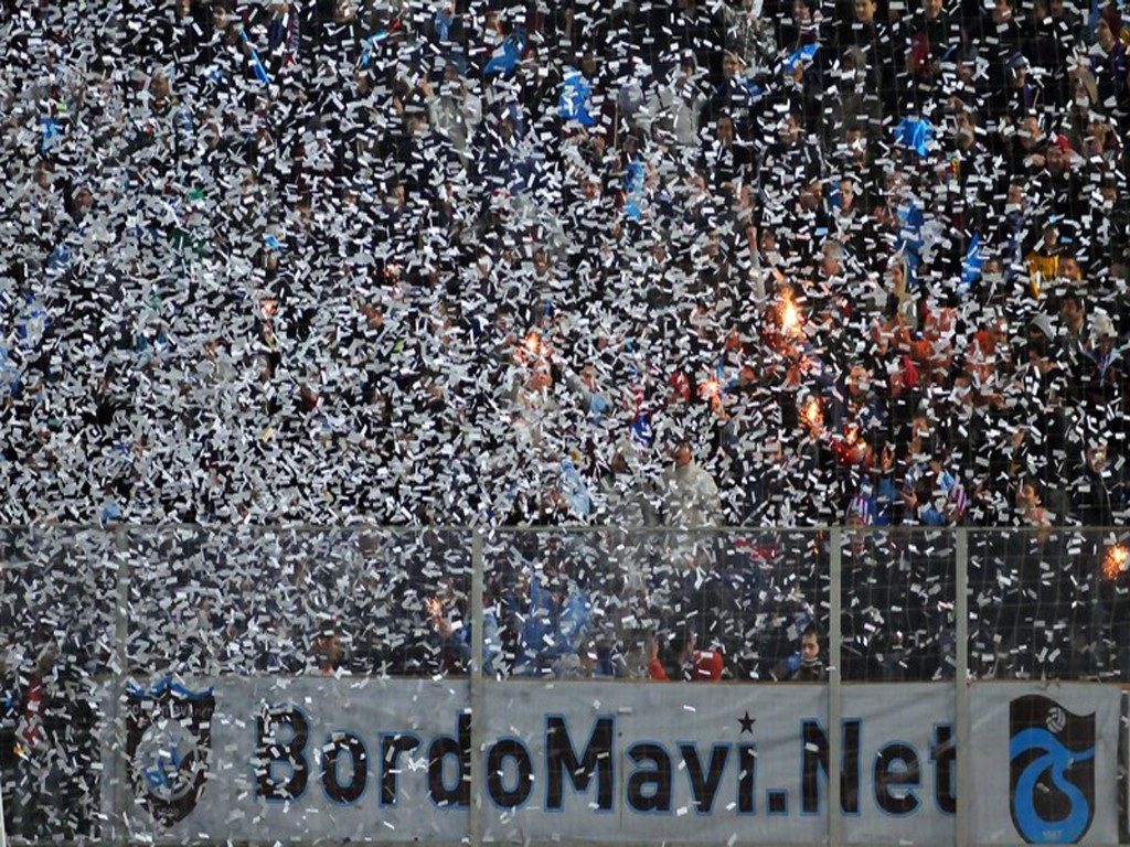 Avni Aker’de konfeti ve BordoMavi.Net pankartı