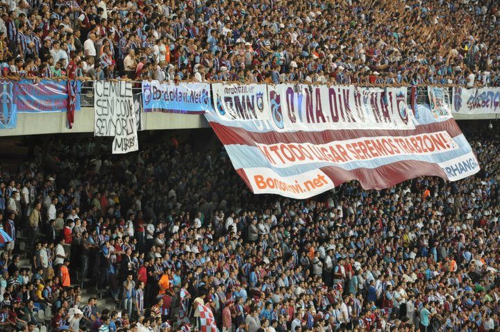 Tribünde BordoMavi.Net ve En todo lugar seremos Trabzon pankartları