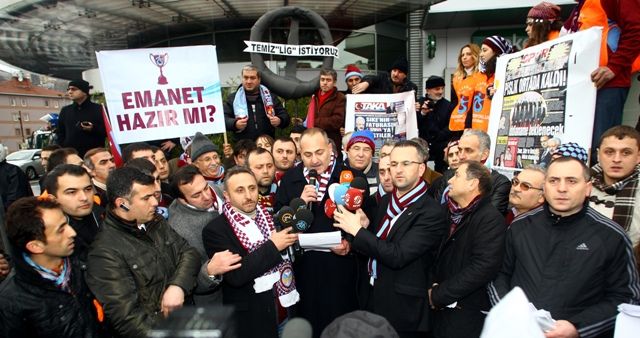 Temiz lig istiyoruz ve emanet hazır mı pankartlarıyla şike protestosu