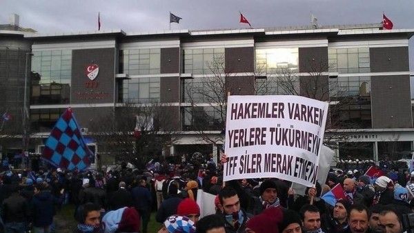 TFF binası önünde Trabzonsporlu protesto ve pankart